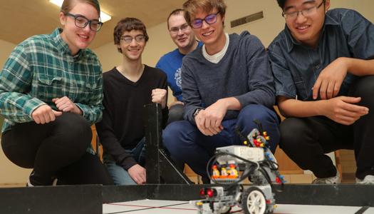 bet36365体育 students work on a robotics project